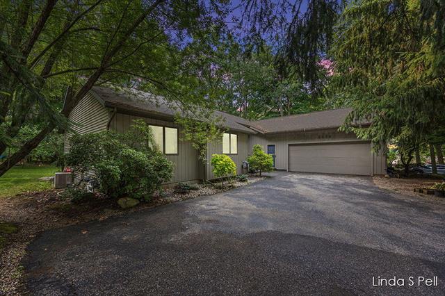 front view picture of 6636 E Riverwoodsne  Court, Rockford, MI. 49341
