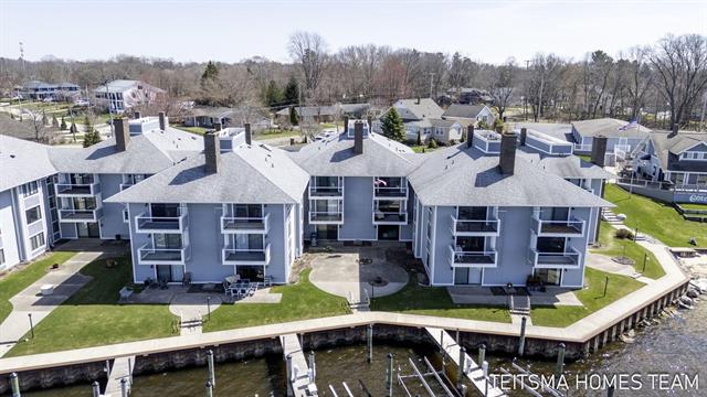 front view picture of 400 Lakeview Court, Spring Lake, MI. 49456