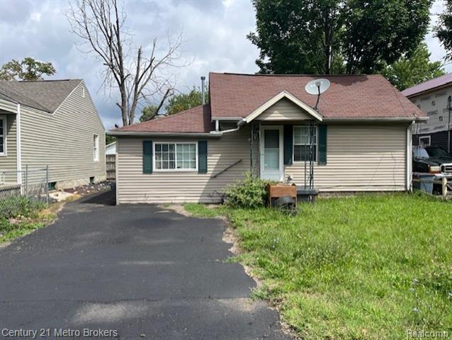 front view picture of 1329 E Decamp Street, Burton, MI. 48529