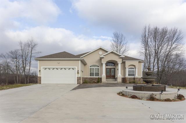 front view picture of 879 W Lakewood Boulevard, Holland, MI. 49424