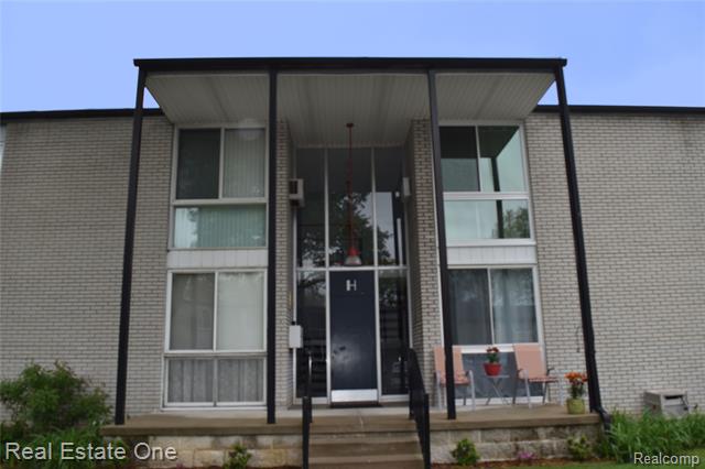 front view picture of 4030 W 13 Mile Rd Apt C2, Royal Oak, MI. 48073