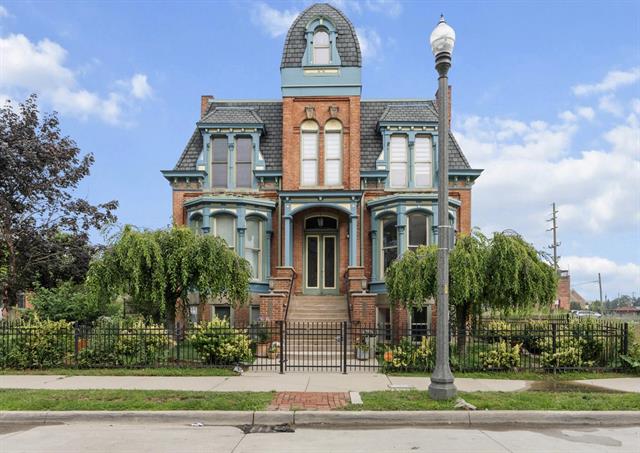 front view picture of 291 Edmund Place, Detroit, MI. 48201