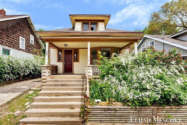 front view picture of 621 Olympiasw  Street, Grand Rapids, MI. 49503