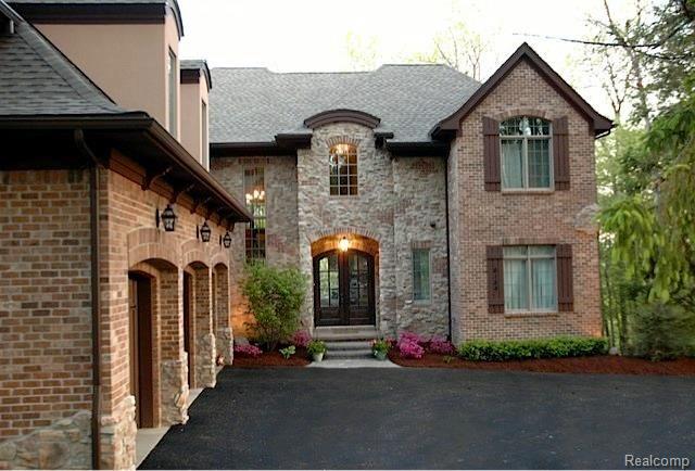 front view picture of 6184 Kingsley Court, Brighton, MI. 48116