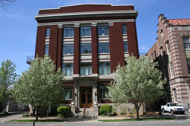 front view picture of 17 W 10Th Street, Holland, MI. 49423