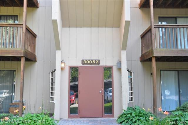 front view picture of 30052 W 12 Mile Rd Unit 66, Farmington, MI. 48334