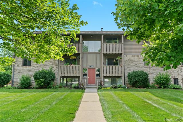 front view picture of 8709 Candlewood Trl Apt 12, Brighton, MI. 48116