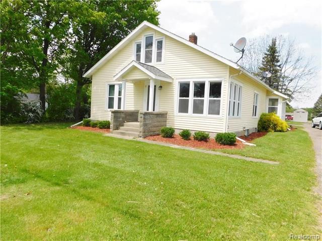 front view picture of 825 E Grand River Avenue, Fowlerville, MI. 48836