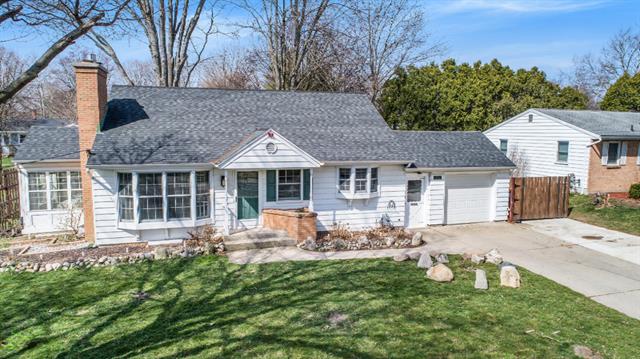 front view picture of 1941 Woodcliffse  Avenue, Grand Rapids, MI. 49506