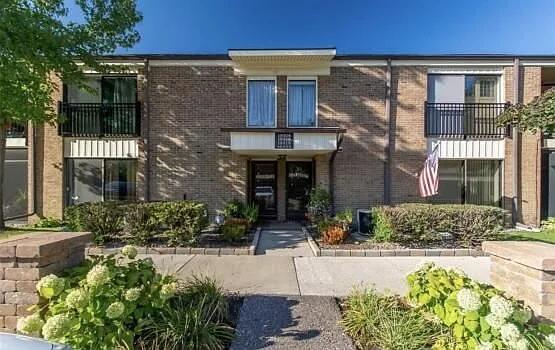 front view picture of 18220 University Park Drive, Livonia, MI. 48152