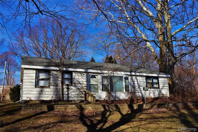 front view picture of 3853 Bronson Lake Road, Lapeer, MI. 48446
