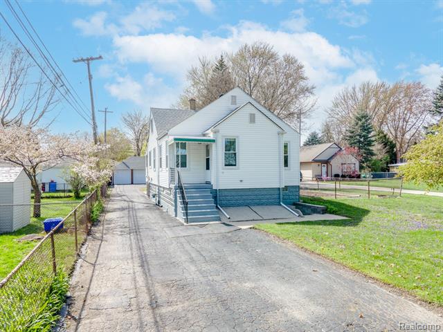 front view picture of 30017 6Th Street, Saint Clair Shores, MI. 48082