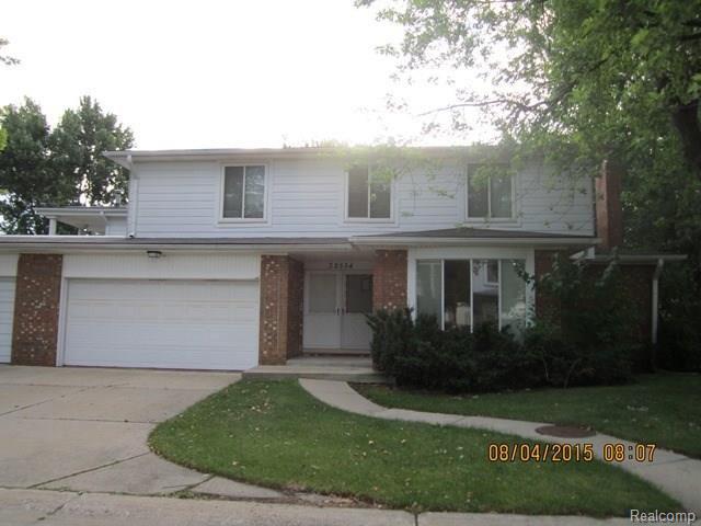 front view picture of 32554 Barclay Square, Warren, MI. 48093