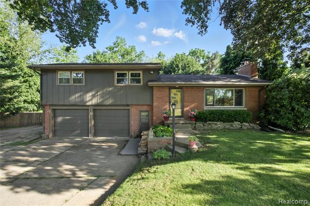 front view picture of 2329 Cumberland, Lansing, MI. 48906