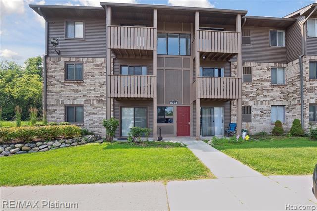 front view picture of 8723 Meadowbrook Drive, Brighton, MI. 48116
