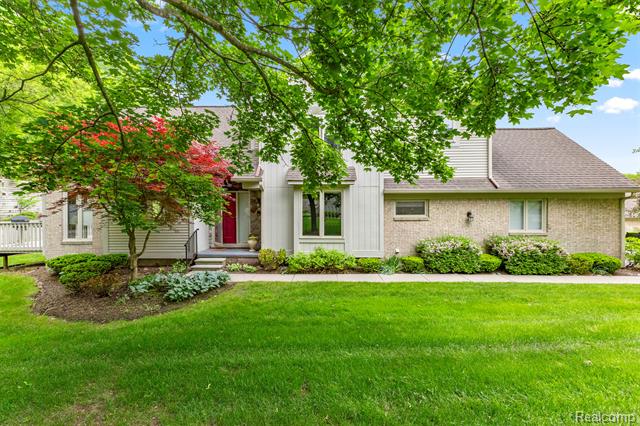 front view picture of 135 Hampton Court, Northville, MI. 48168