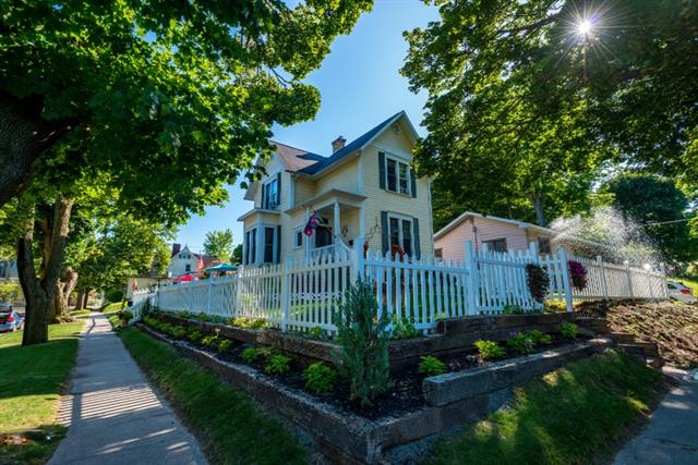 front view picture of 377 4Th Street, Manistee, MI. 49660