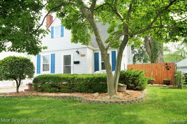 front view picture of 1824 E Hudson Ave, Royal Oak, MI. 48067