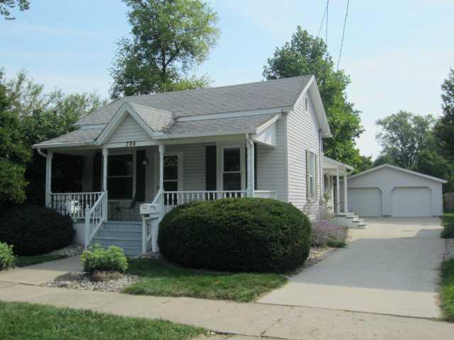 front view picture of 704 N Clinton Ave Street, Saint Johns, MI. 48879