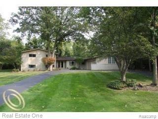 front view picture of 34441 Chantilly Ct, Farmington, MI. 48335