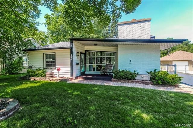 front view picture of 600 North Road, Fenton, MI. 48430