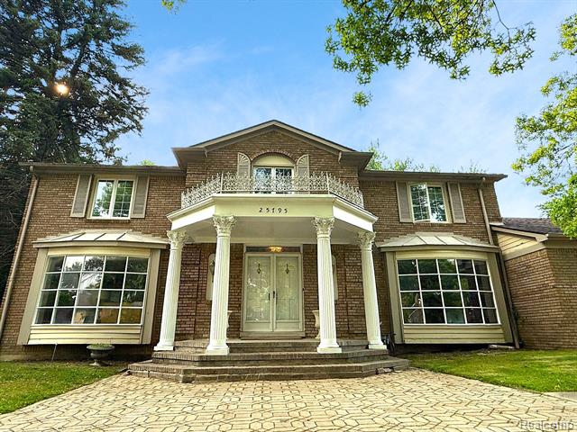 front view picture of 25795 Livingston Cir, Farmington, MI. 48335