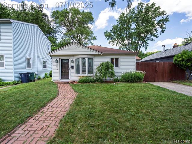 front view picture of 2027 Dallas Ave, Royal Oak, MI. 48067