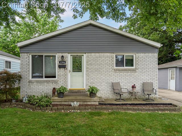 front view picture of 1204 S Campbell Rd, Royal Oak, MI. 48067