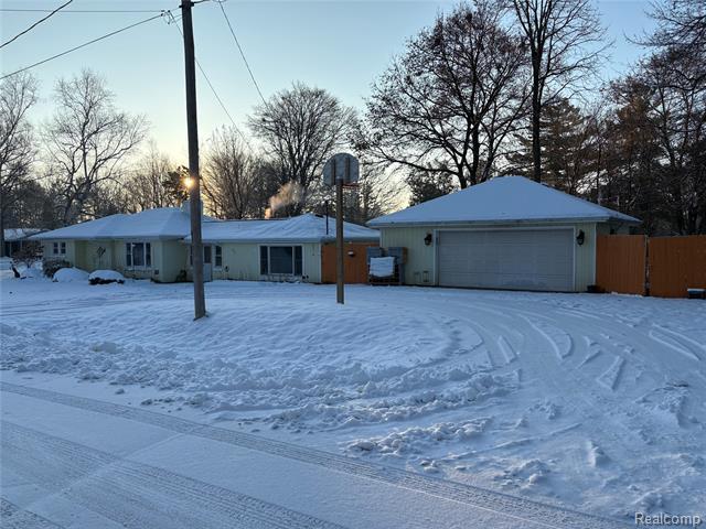 front view picture of 2374 Bradford Drive, Flint, MI. 48507