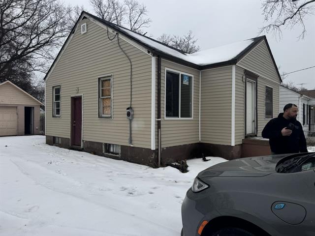 front view picture of 2418 Hoff Street, Flint, MI. 48506