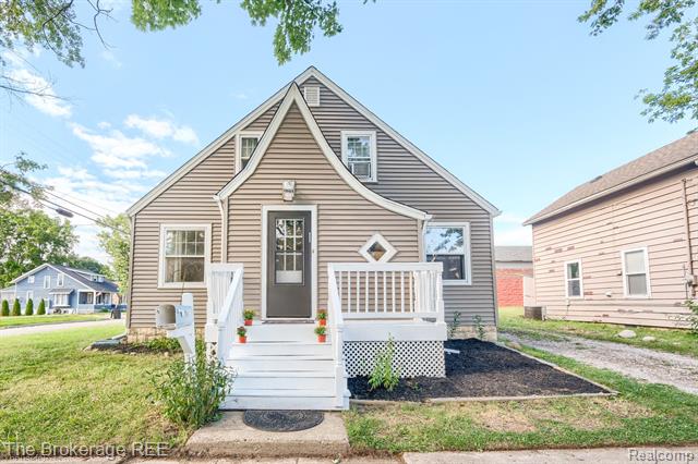 front view picture of 116 W 4Th Street, Davison, MI. 48423