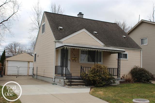 front view picture of 914 E Dallas Ave, Madison Heights, MI. 48071