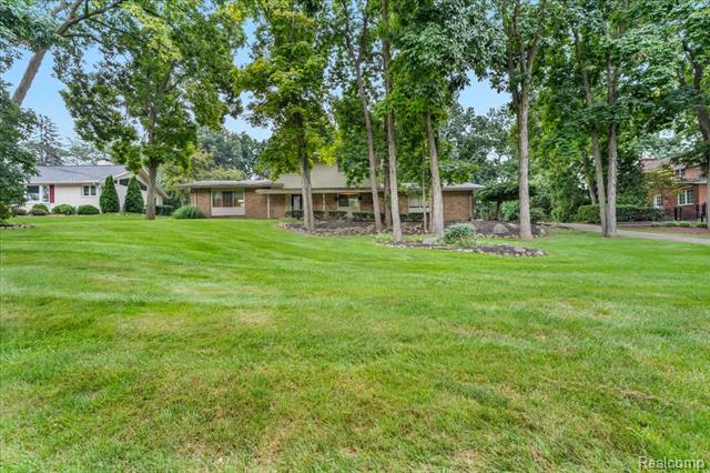 front view picture of 6016 Plantation Drive, Grand Blanc, MI. 48439