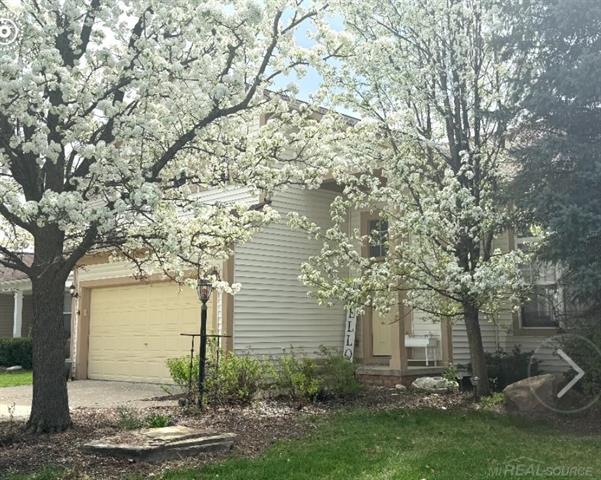 front view picture of 5137 Sandalwood Circle, Grand Blanc, MI. 48439