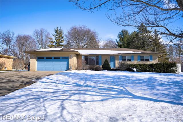 front view picture of 13307 Firestone Drive, Fenton, MI. 48430
