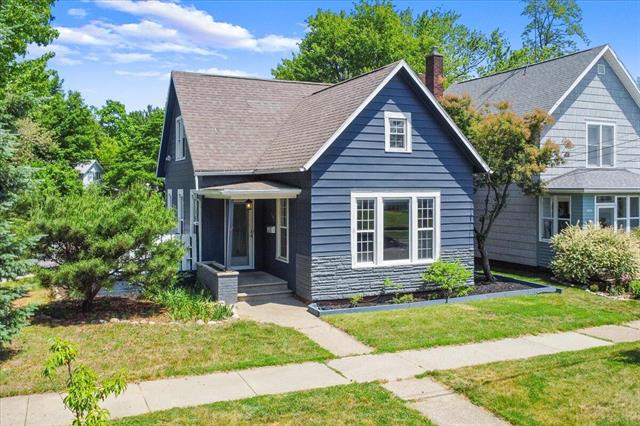 front view picture of 905 Harrison Avenue, Saint Joseph, MI. 49085
