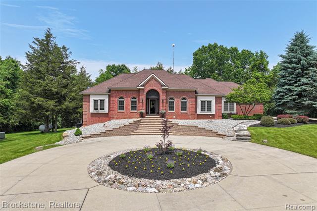 front view picture of 6439 Cohoctah Road, Fenton, MI. 48430