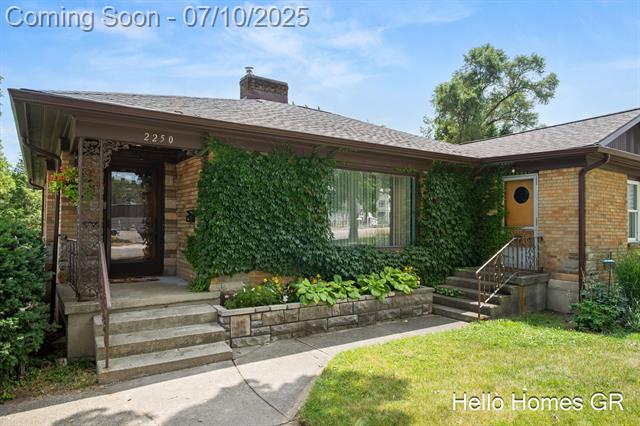 front view picture of 2250 Plainfieldne  Avenue, Grand Rapids, MI. 49505
