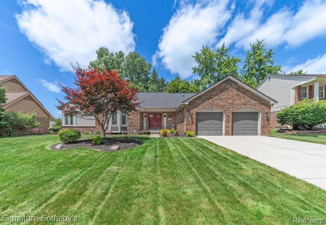 front view picture of 25759 Hunt Club Blvd, Farmington, MI. 48335