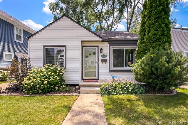 front view picture of 2216 Barrett Ave, Royal Oak, MI. 48067