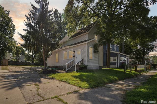 front view picture of 2112 Jeromesw  Avenue, Grand Rapids, MI. 49507