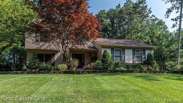 front view picture of 3030 Hartun Drive, Brighton, MI. 48114