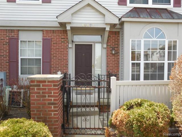 front view picture of 49473 Pointe Crossing, Plymouth, MI. 48170
