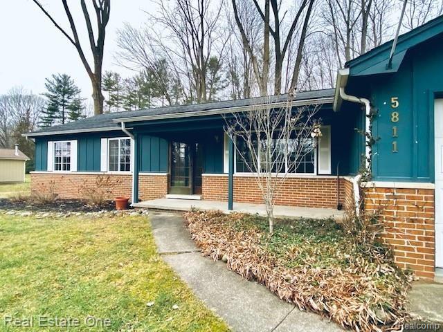 front view picture of 5811 Cowell Road, Brighton, MI. 48116