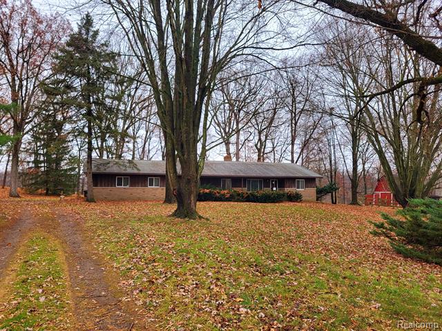 front view picture of 3438 Golf Club Rd, Howell, MI. 48843