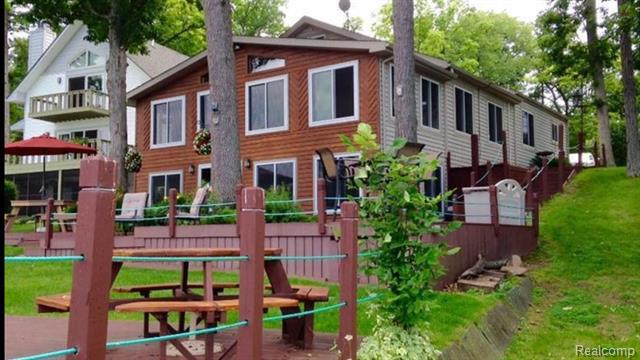 front view picture of 16431 Oak Hill Drive, Fenton, MI. 48430