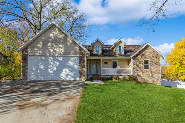 front view picture of 702 S Oak Street, Buchanan, MI. 49107