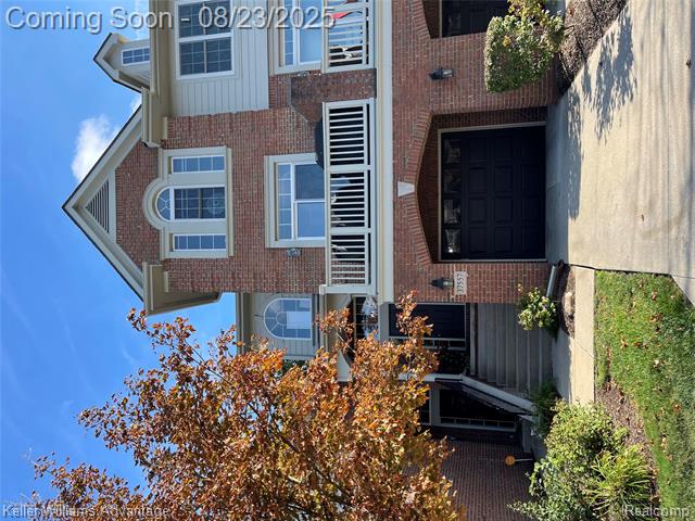 front view picture of 37557 Newburgh Park Circle, Livonia, MI. 48152