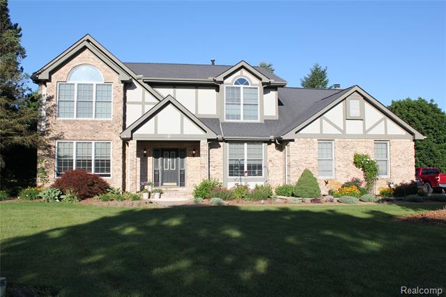 front view picture of 300 Crestway Ct, Saline, MI. 48176