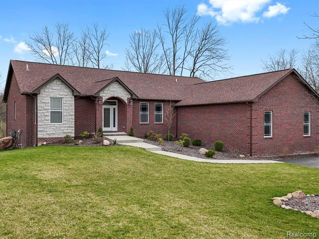 front view picture of 6750 Sunset Drive, South Lyon, MI. 48178